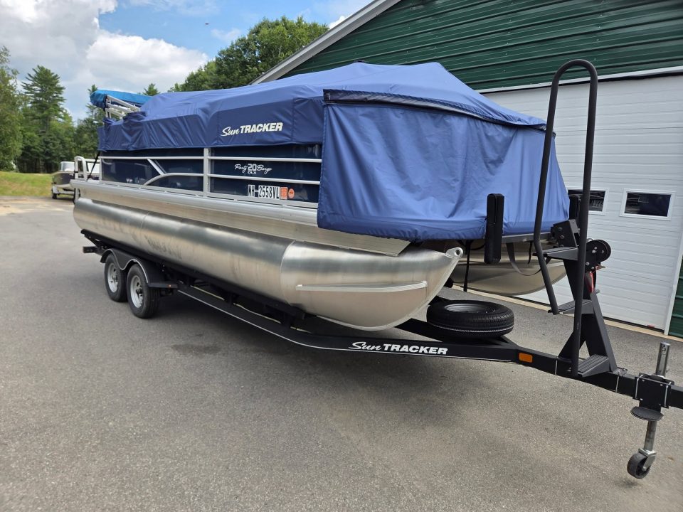 Used 2019 Sun Tracker 20 foot dlx party barge Other Recreational Vehicle