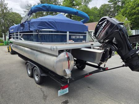 Used 2019 Sun Tracker 20 foot dlx party barge Other Recreational Vehicle