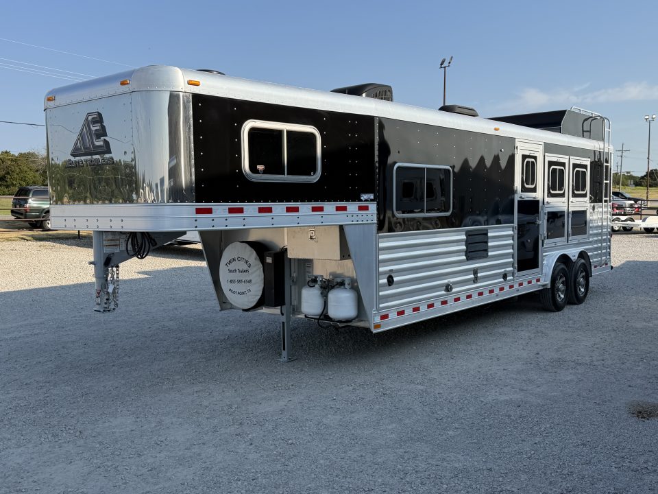 Used 2018 Elite 3 Horse Gooseneck 11' Living Quarters Horse Trailer