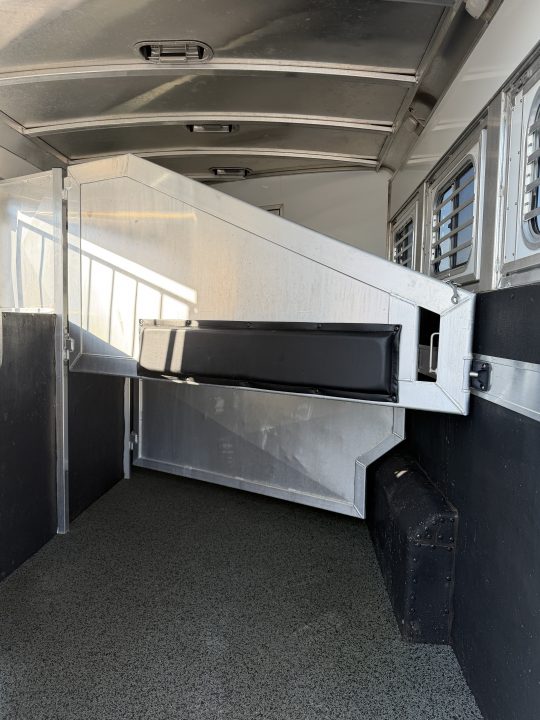 Used 2018 Elite 3 Horse Gooseneck 11' Living Quarters Horse Trailer