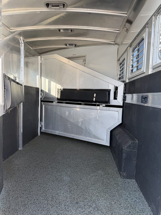 Used 2018 Elite 3 Horse Gooseneck 11' Living Quarters Horse Trailer