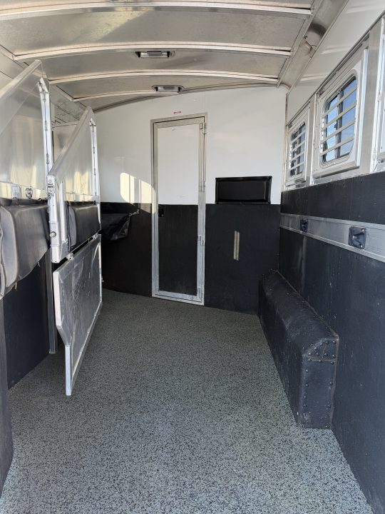 Used 2018 Elite 3 Horse Gooseneck 11' Living Quarters Horse Trailer