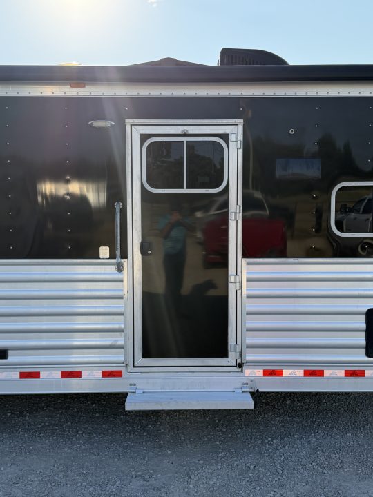 Used 2018 Elite 3 Horse Gooseneck 11' Living Quarters Horse Trailer