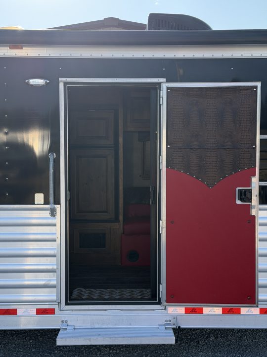 Used 2018 Elite 3 Horse Gooseneck 11' Living Quarters Horse Trailer