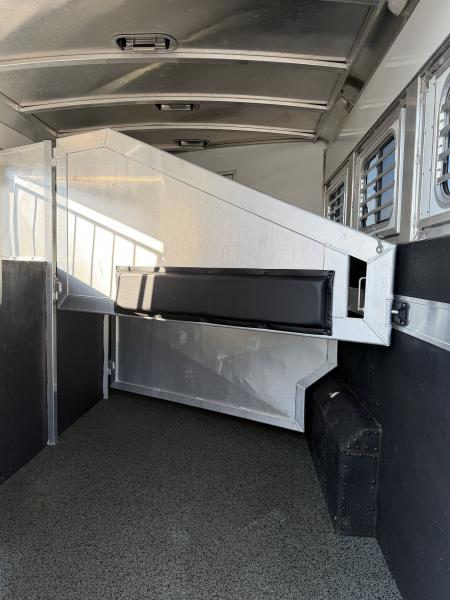 Used 2018 Elite 3 Horse Gooseneck 11' Living Quarters Horse Trailer