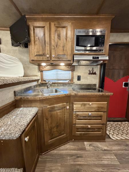 Used 2018 Elite 3 Horse Gooseneck 11' Living Quarters Horse Trailer