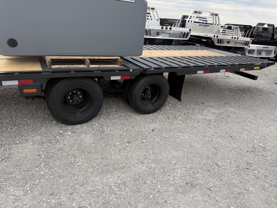 New 2027 Hillcrest Trailers Flatbed w/ Hydro tail & jacks