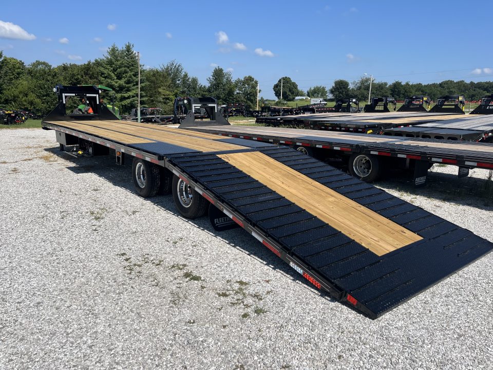 New 2027 Diamond C Trailers FMAX212 25.9K TANDEM DUAL GN PACESETTER HYDROTAIL W/ STEEL RUNNERS/ HYDRO JACKS/ RATCHET RAIL/ ALUM WHEELS/ 102X40