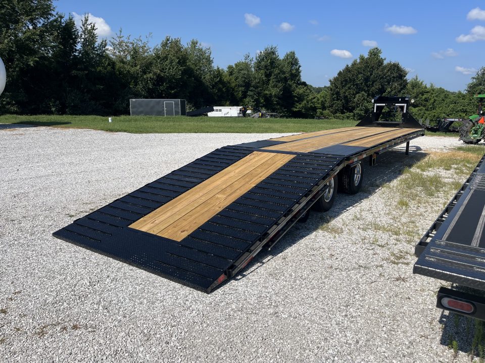 New 2027 Diamond C Trailers FMAX212 25.9K TANDEM DUAL GN PACESETTER HYDROTAIL W/ STEEL RUNNERS/ HYDRO JACKS/ RATCHET RAIL/ ALUM WHEELS/ 102X40