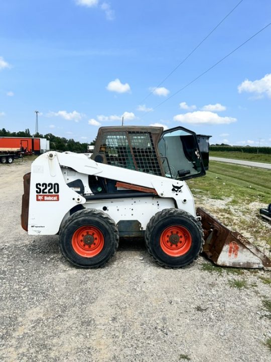 Used 2007 Bobcat S220 Skid Steer / Cab / Heat/ Smooth Bucket Equipment