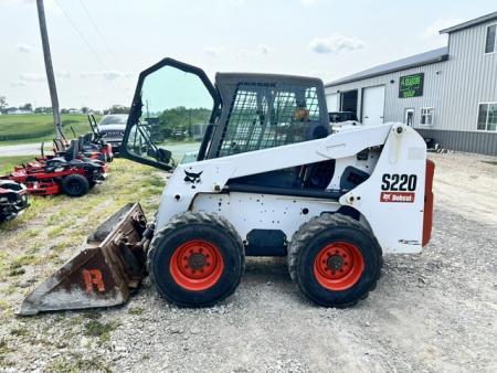 Used 2007 Bobcat S220 Skid Steer / Cab / Heat/ Smooth Bucket Equipment