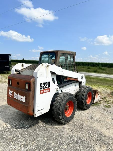 Used 2007 Bobcat S220 Skid Steer / Cab / Heat/ Smooth Bucket Equipment