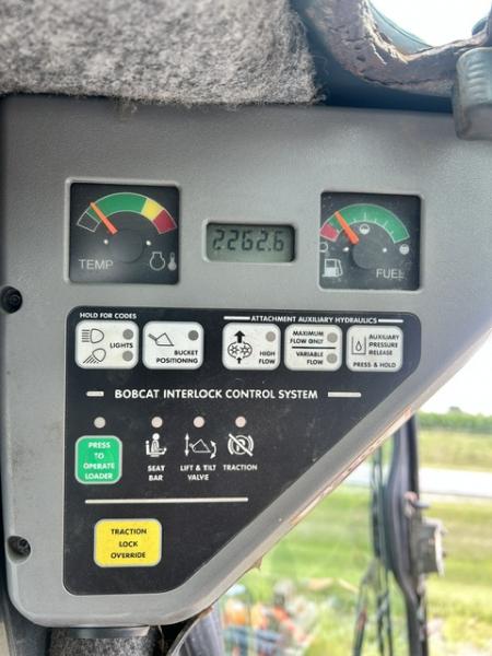 Used 2007 Bobcat S220 Skid Steer / Cab / Heat/ Smooth Bucket Equipment