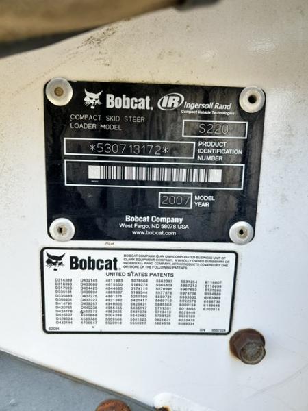 Used 2007 Bobcat S220 Skid Steer / Cab / Heat/ Smooth Bucket Equipment