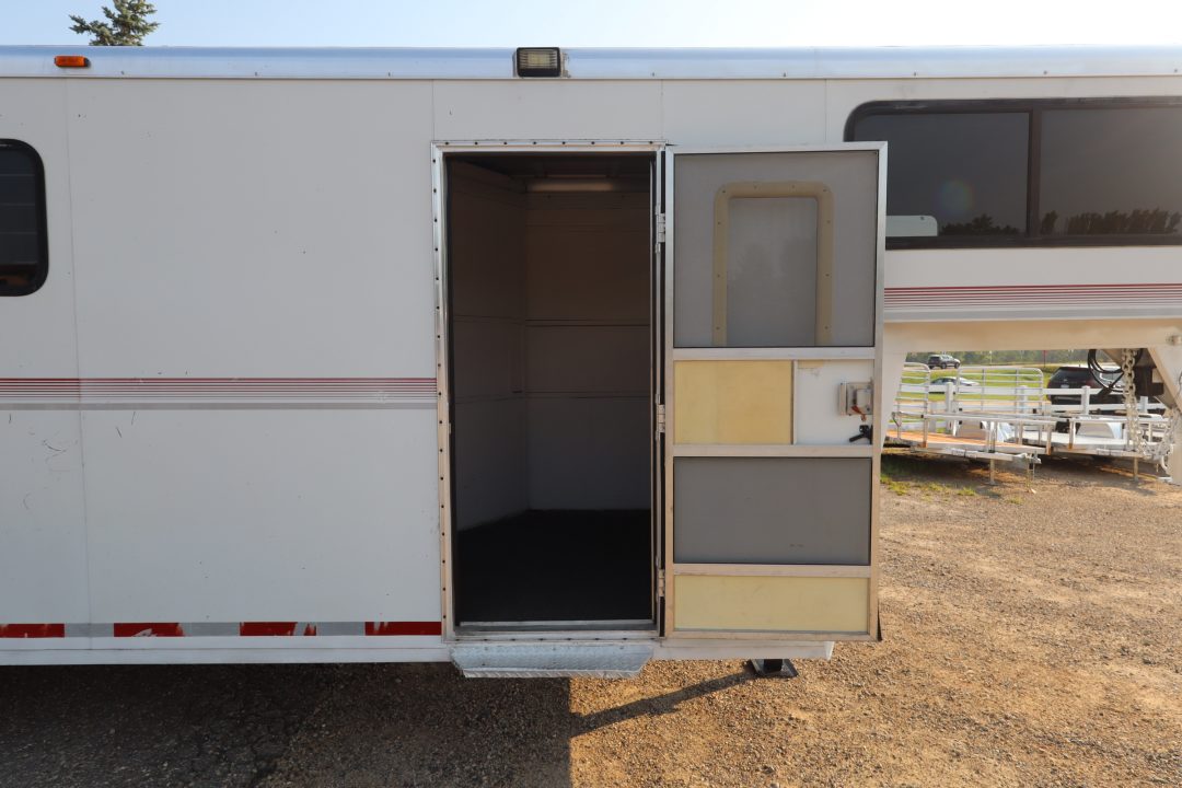 Used 2000 Legend Trailers 4 Horse GN Trailer
