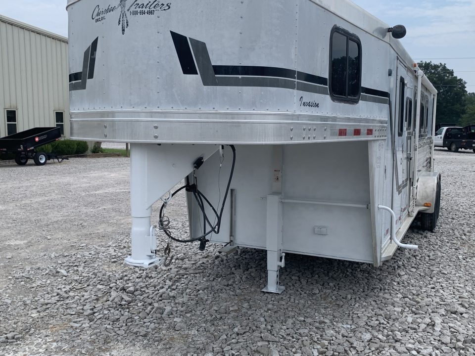 Used 2003 Cherokee 4 HORSE SLANT GOOSENECK TRAILER WITH DRESSING ROOM