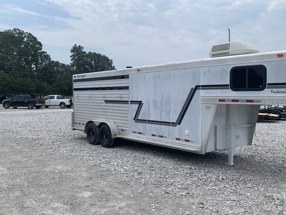 Used 2003 Cherokee 4 HORSE SLANT GOOSENECK TRAILER WITH DRESSING ROOM