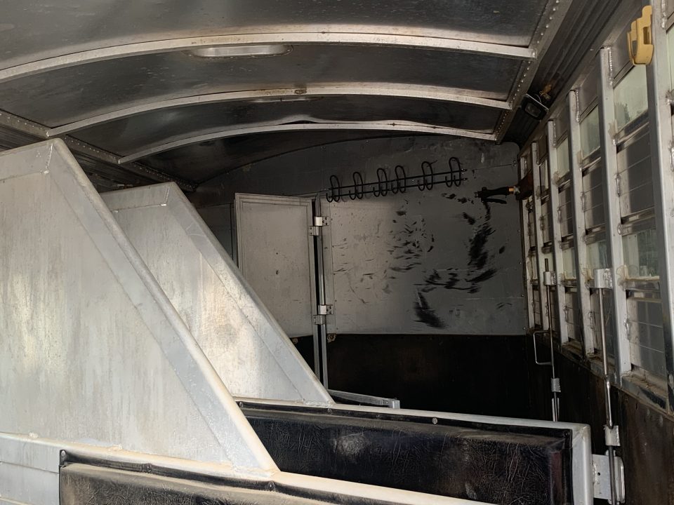 Used 2003 Cherokee 4 HORSE SLANT GOOSENECK TRAILER WITH DRESSING ROOM
