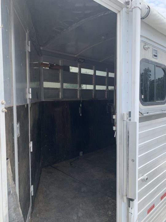 Used 2003 Cherokee 4 HORSE SLANT GOOSENECK TRAILER WITH DRESSING ROOM