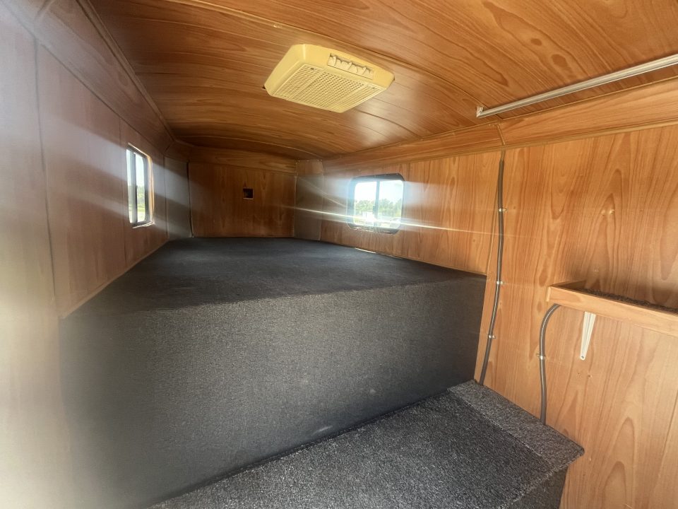 Used 2003 Cherokee 4 HORSE SLANT GOOSENECK TRAILER WITH DRESSING ROOM