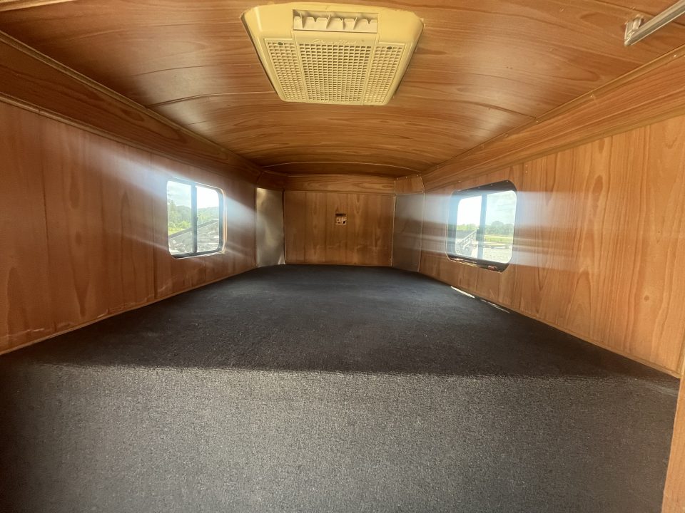 Used 2003 Cherokee 4 HORSE SLANT GOOSENECK TRAILER WITH DRESSING ROOM