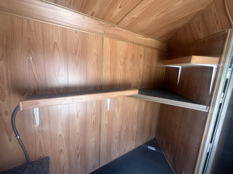 Used 2003 Cherokee 4 HORSE SLANT GOOSENECK TRAILER WITH DRESSING ROOM