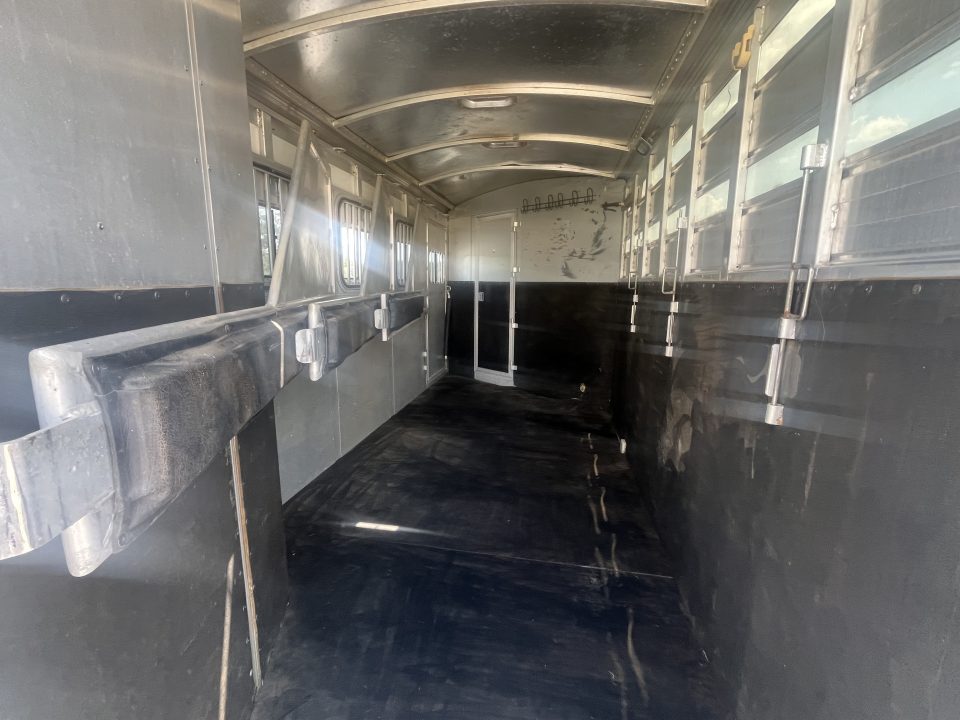 Used 2003 Cherokee 4 HORSE SLANT GOOSENECK TRAILER WITH DRESSING ROOM