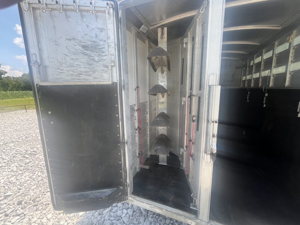 Used 2003 Cherokee 4 HORSE SLANT GOOSENECK TRAILER WITH DRESSING ROOM