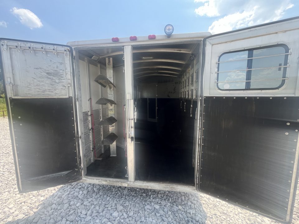 Used 2003 Cherokee 4 HORSE SLANT GOOSENECK TRAILER WITH DRESSING ROOM