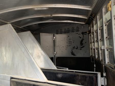 Used 2003 Cherokee 4 HORSE SLANT GOOSENECK TRAILER WITH DRESSING ROOM