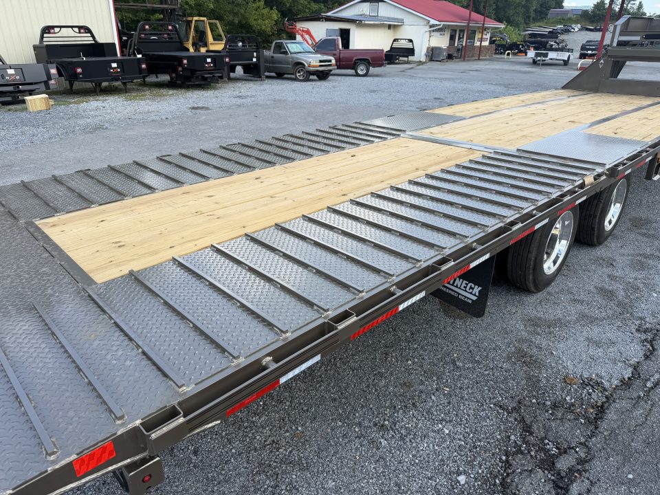 New 2026 Diamond C FMAX212 GOOSENECK FLATBED TRAILER PACESETTER EDITION WITH HYDRO JACK & DOVE , DISC BRAKES, 17.5 aluminum outer rims