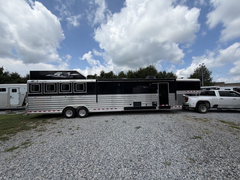Consignment 2024 4-Star Trailers 4 Horse Midtack 14'8 Slideout Living Quarters Slideout Horse Trailer