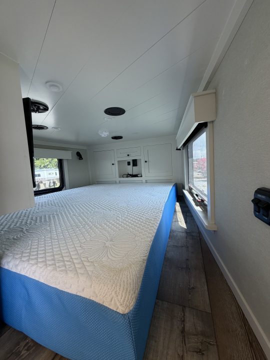 Consignment 2024 4-Star Trailers 4 Horse Midtack 14'8 Slideout Living Quarters Slideout Horse Trailer