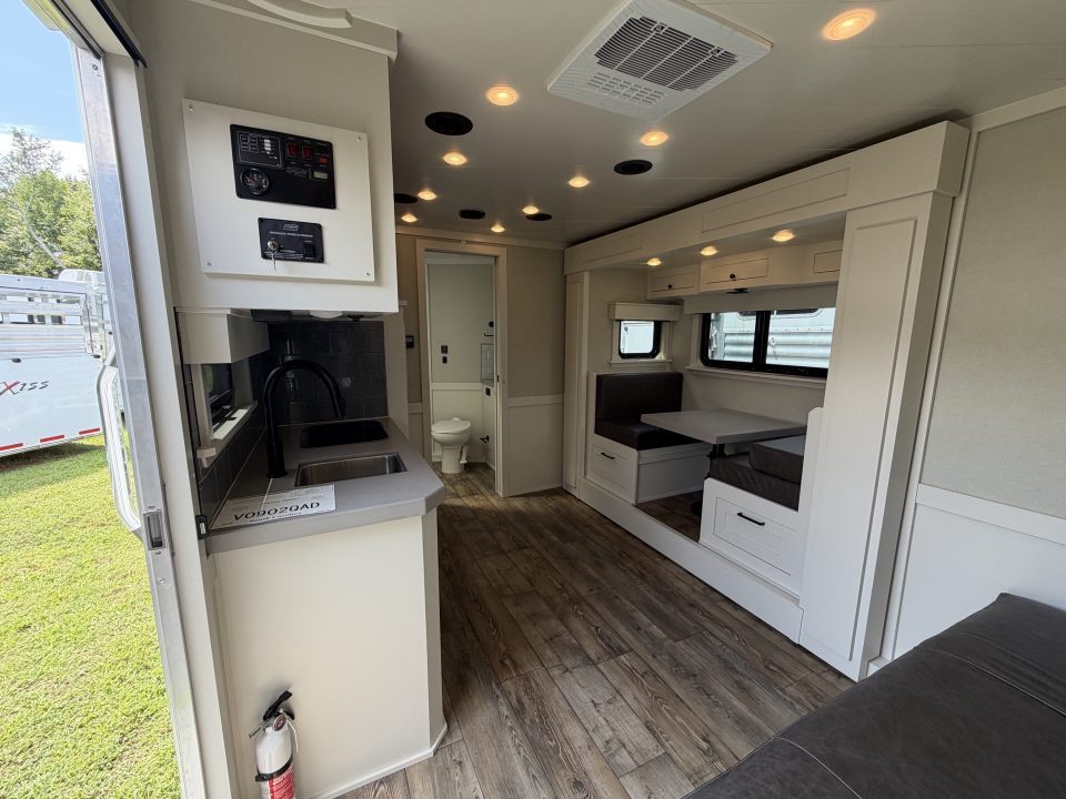 Consignment 2024 4-Star Trailers 4 Horse Midtack 14'8 Slideout Living Quarters Slideout Horse Trailer