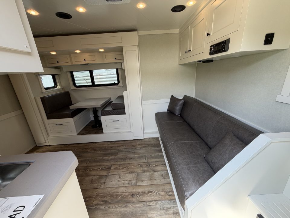 Consignment 2024 4-Star Trailers 4 Horse Midtack 14'8 Slideout Living Quarters Slideout Horse Trailer