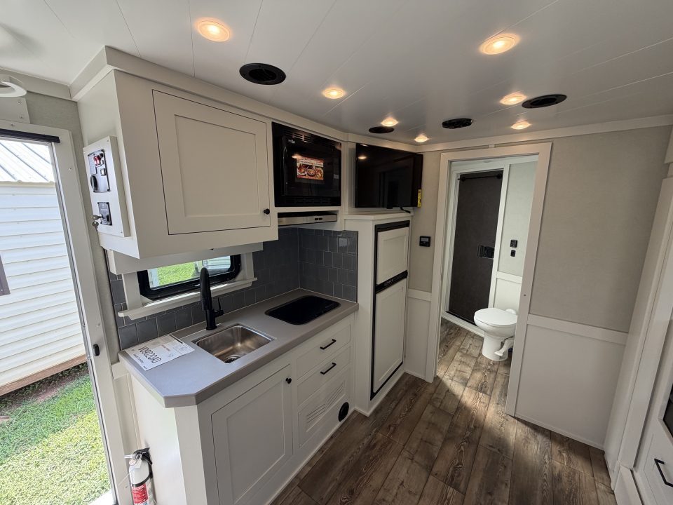 Consignment 2024 4-Star Trailers 4 Horse Midtack 14'8 Slideout Living Quarters Slideout Horse Trailer