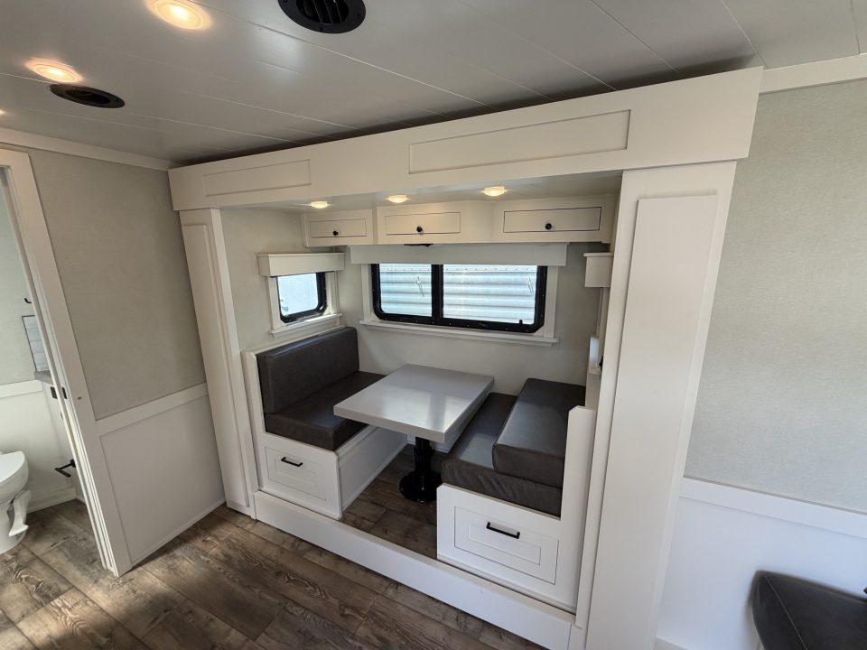 Consignment 2024 4-Star Trailers 4 Horse Midtack 14'8 Slideout Living Quarters Slideout Horse Trailer