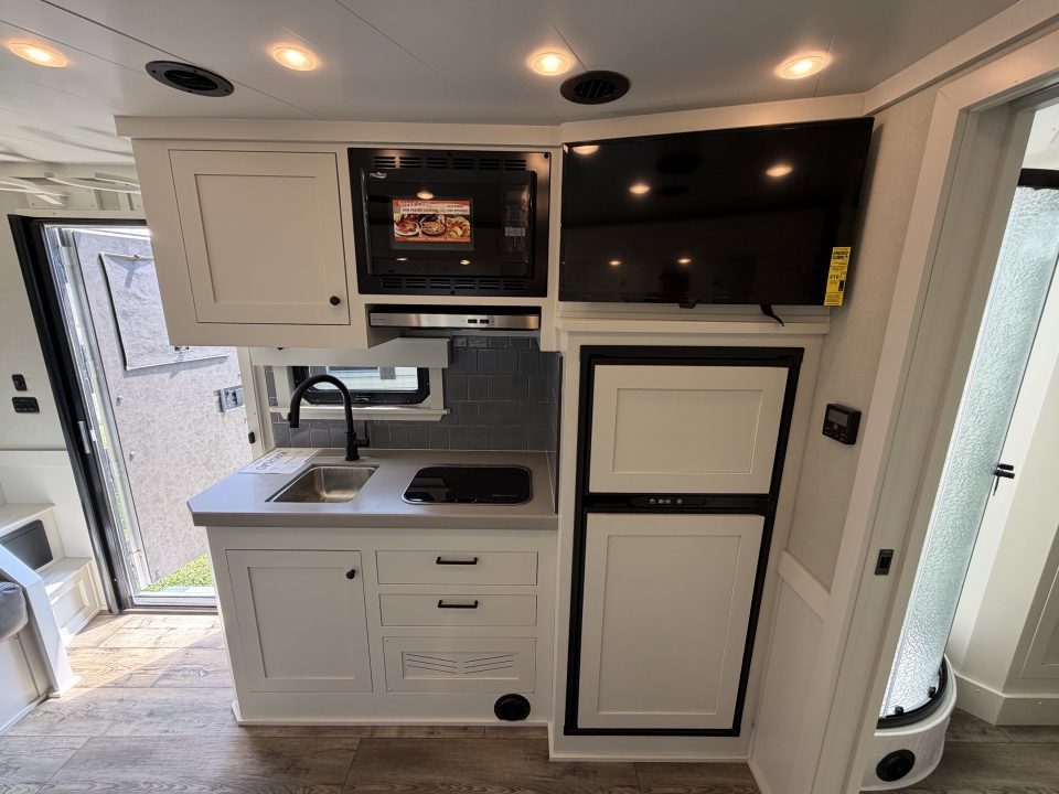 Consignment 2024 4-Star Trailers 4 Horse Midtack 14'8 Slideout Living Quarters Slideout Horse Trailer