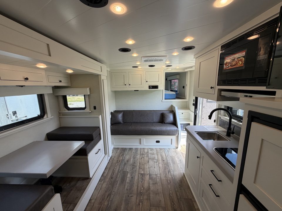 Consignment 2024 4-Star Trailers 4 Horse Midtack 14'8 Slideout Living Quarters Slideout Horse Trailer