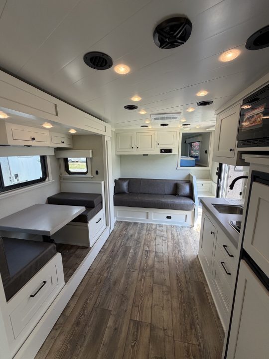 Consignment 2024 4-Star Trailers 4 Horse Midtack 14'8 Slideout Living Quarters Slideout Horse Trailer