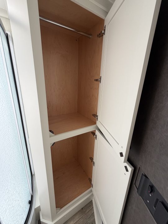 Consignment 2024 4-Star Trailers 4 Horse Midtack 14'8 Slideout Living Quarters Slideout Horse Trailer
