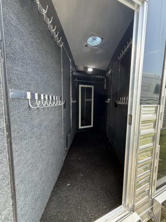 Consignment 2024 4-Star Trailers 4 Horse Midtack 14'8 Slideout Living Quarters Slideout Horse Trailer