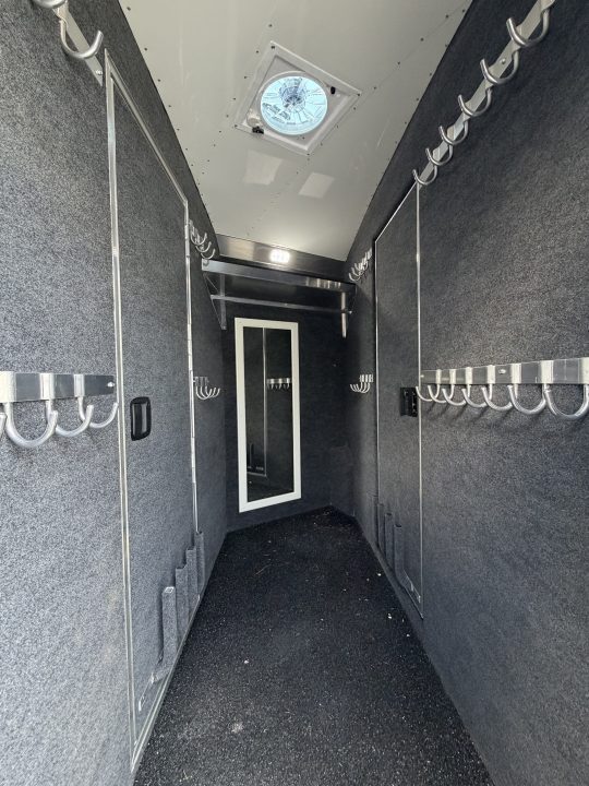 Consignment 2024 4-Star Trailers 4 Horse Midtack 14'8 Slideout Living Quarters Slideout Horse Trailer