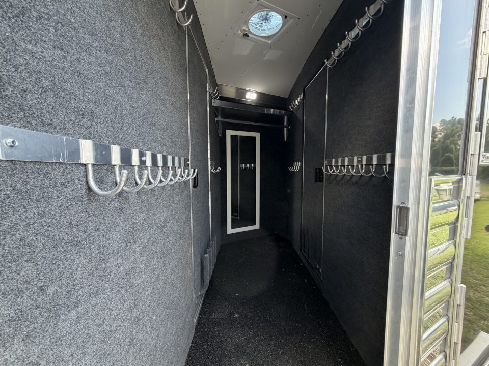 Consignment 2024 4-Star Trailers 4 Horse Midtack 14'8 Slideout Living Quarters Slideout Horse Trailer