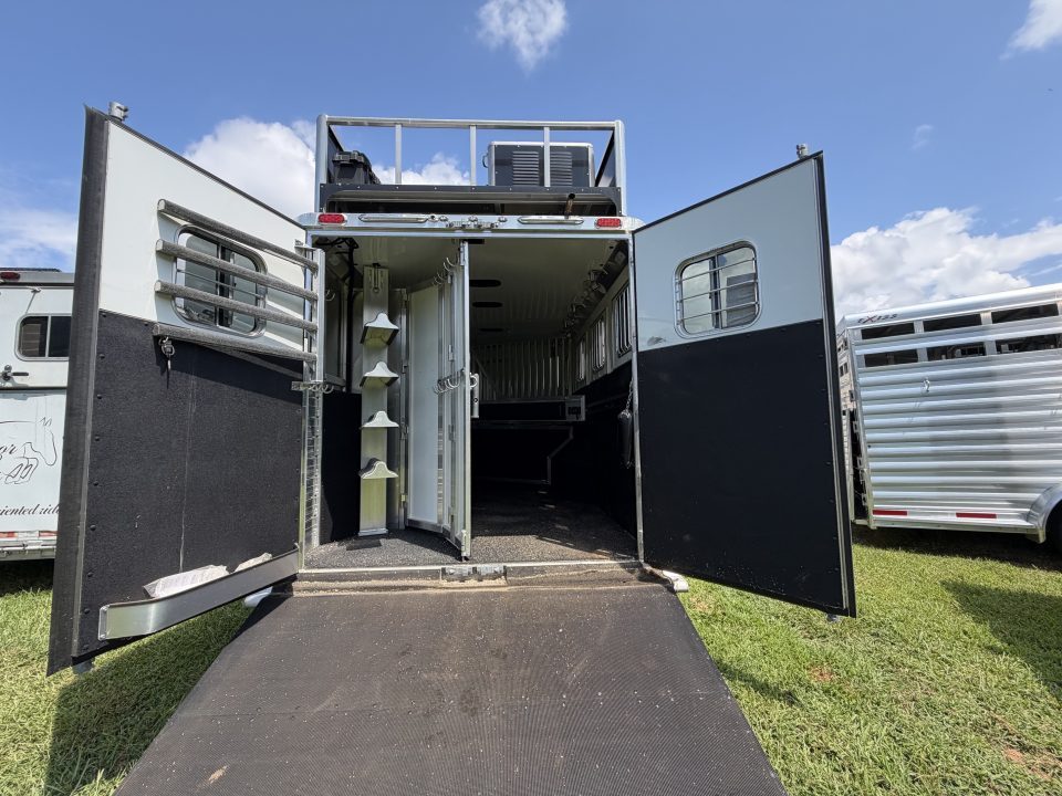 Consignment 2024 4-Star Trailers 4 Horse Midtack 14'8 Slideout Living Quarters Slideout Horse Trailer