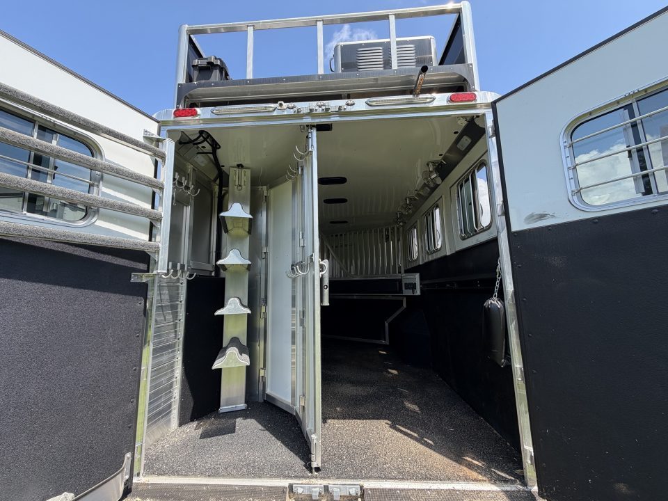 Consignment 2024 4-Star Trailers 4 Horse Midtack 14'8 Slideout Living Quarters Slideout Horse Trailer