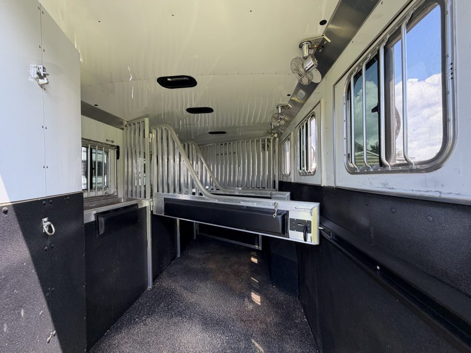 Consignment 2024 4-Star Trailers 4 Horse Midtack 14'8 Slideout Living Quarters Slideout Horse Trailer