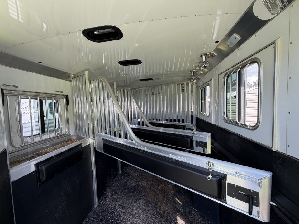 Consignment 2024 4-Star Trailers 4 Horse Midtack 14'8 Slideout Living Quarters Slideout Horse Trailer