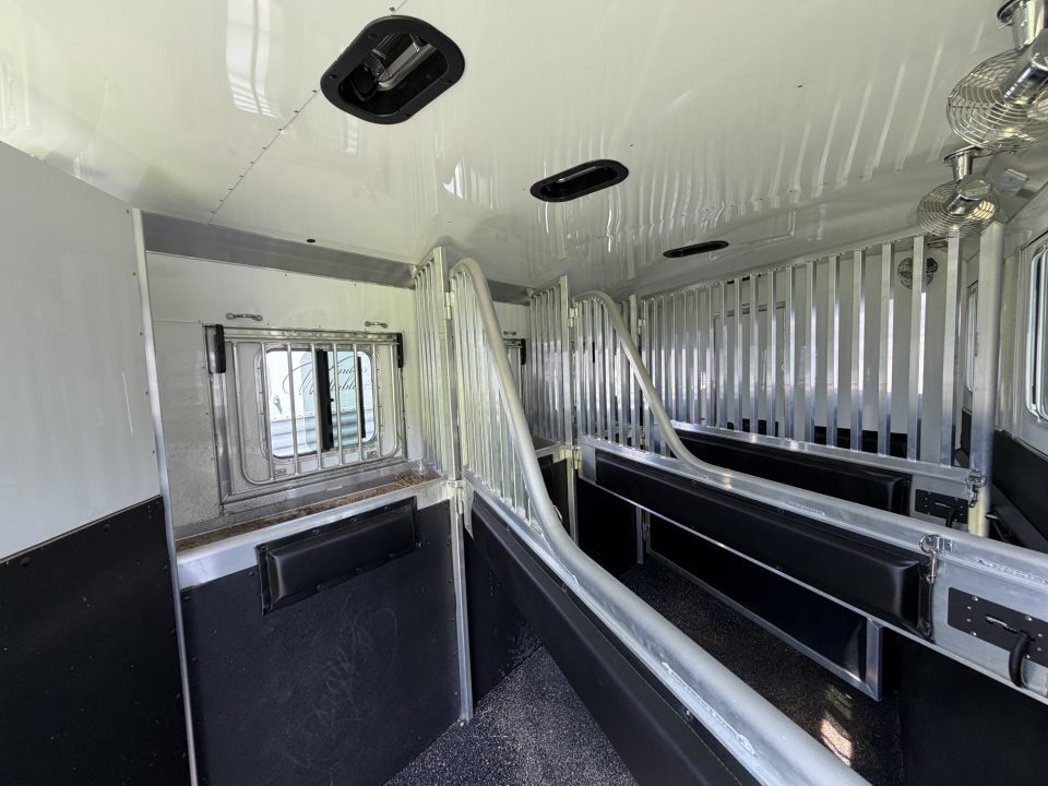 Consignment 2024 4-Star Trailers 4 Horse Midtack 14'8 Slideout Living Quarters Slideout Horse Trailer