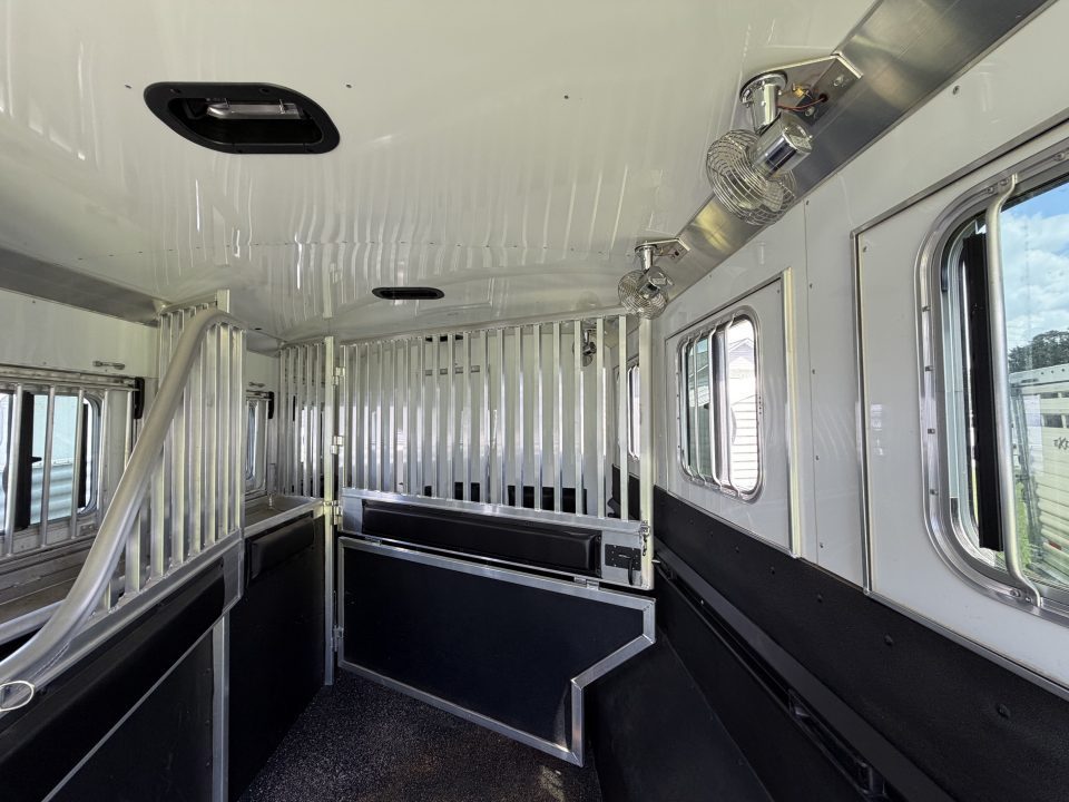 Consignment 2024 4-Star Trailers 4 Horse Midtack 14'8 Slideout Living Quarters Slideout Horse Trailer